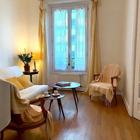 Pyrenees شقة باريس